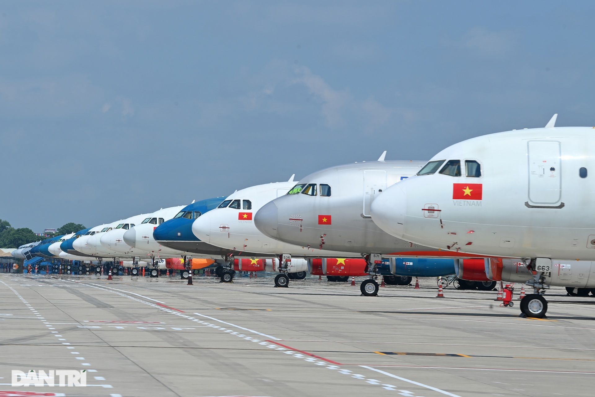 Ám ảnh hàng trăm tàu bay đắp chiếu nằm la liệt tại Nội Bài, Tân Sơn Nhất - 3 Ám ảnh hàng trăm tàu bay đắp chiếu nằm la liệt tại Nội Bài, Tân Sơn Nhất - 3