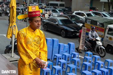 Chưa 7h, tiệm vàng đã hết khách chờ, "Thần Tài" hết việc