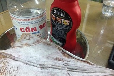 Bỏng nặng do nướng cá mực bằng cồn