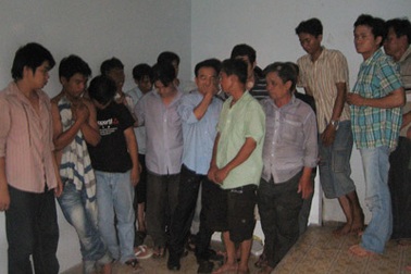 Phá ổ cá độ bóng đá trong quán cà phê, tạm giữ 22 người