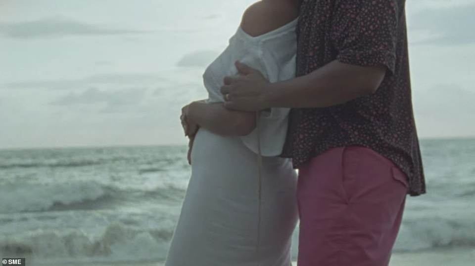 Siêu mẫu Chrissy Teigen mang thai lần 3 - 1 Siêu mẫu Chrissy Teigen mang thai lần 3 - 1