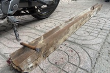 Thanh sắt lớn dài 2 mét rơi trúng đầu người đi đường