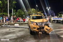 Ô tô lao lên vỉa hè, tông gãy trụ camera giao thông