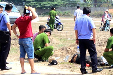 Một thanh niên chết bất thường giữa bãi đất trống