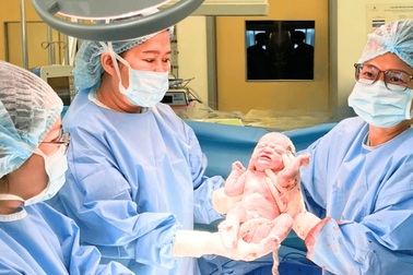 Gia cố tử cung bằng lưới sinh học, cứu thai phụ nứt tử cung ở tuần 20