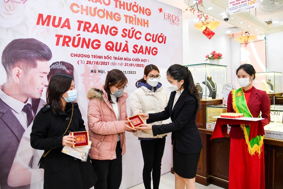 Bảo Tín Minh Châu trao 100 triệu đồng cho khách trúng thưởng mùa cưới đợt 1 - 6