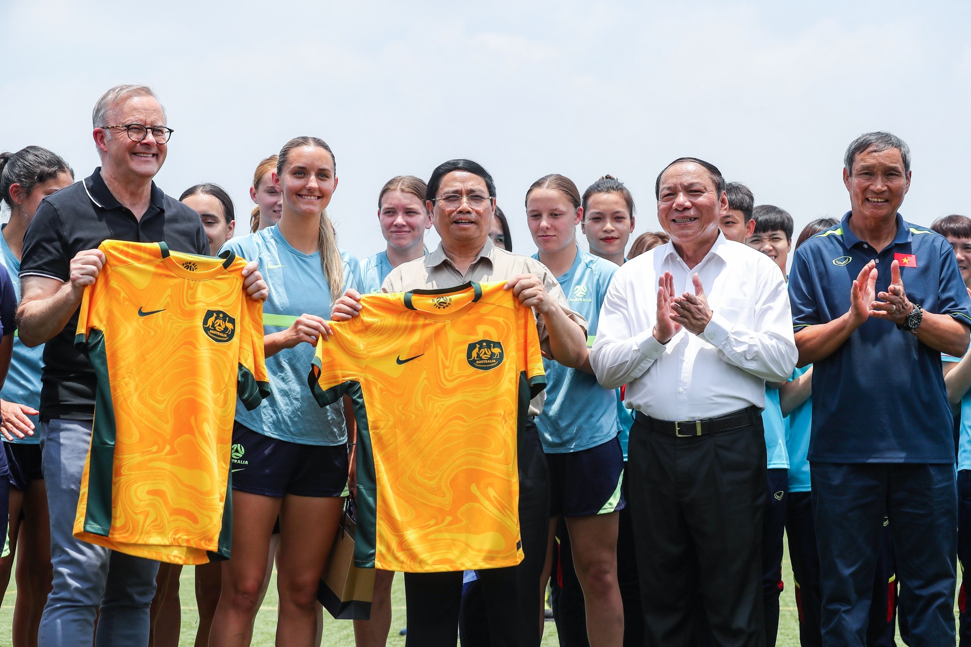 Đội bóng đá nữ tặng áo đấu Thủ tướng Phạm Minh Chính và Thủ tướng Australia - 4 Đội bóng đá nữ tặng áo đấu Thủ tướng Phạm Minh Chính và Thủ tướng Australia - 4