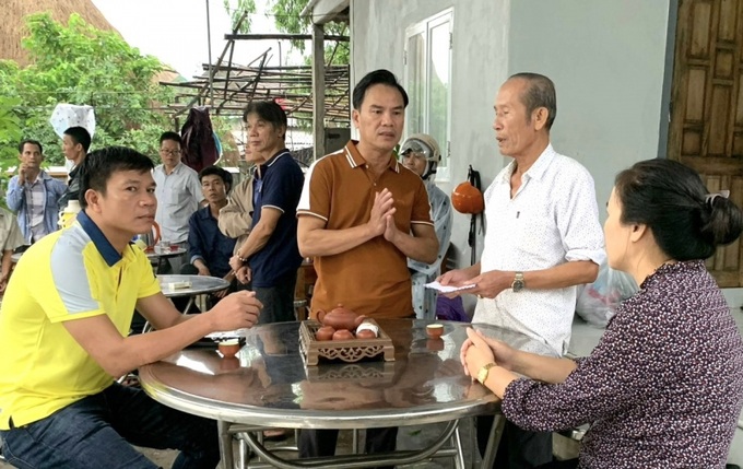 Lãnh đạo chính quyền đến thăm hỏi, động viên gia đình nạn nhân