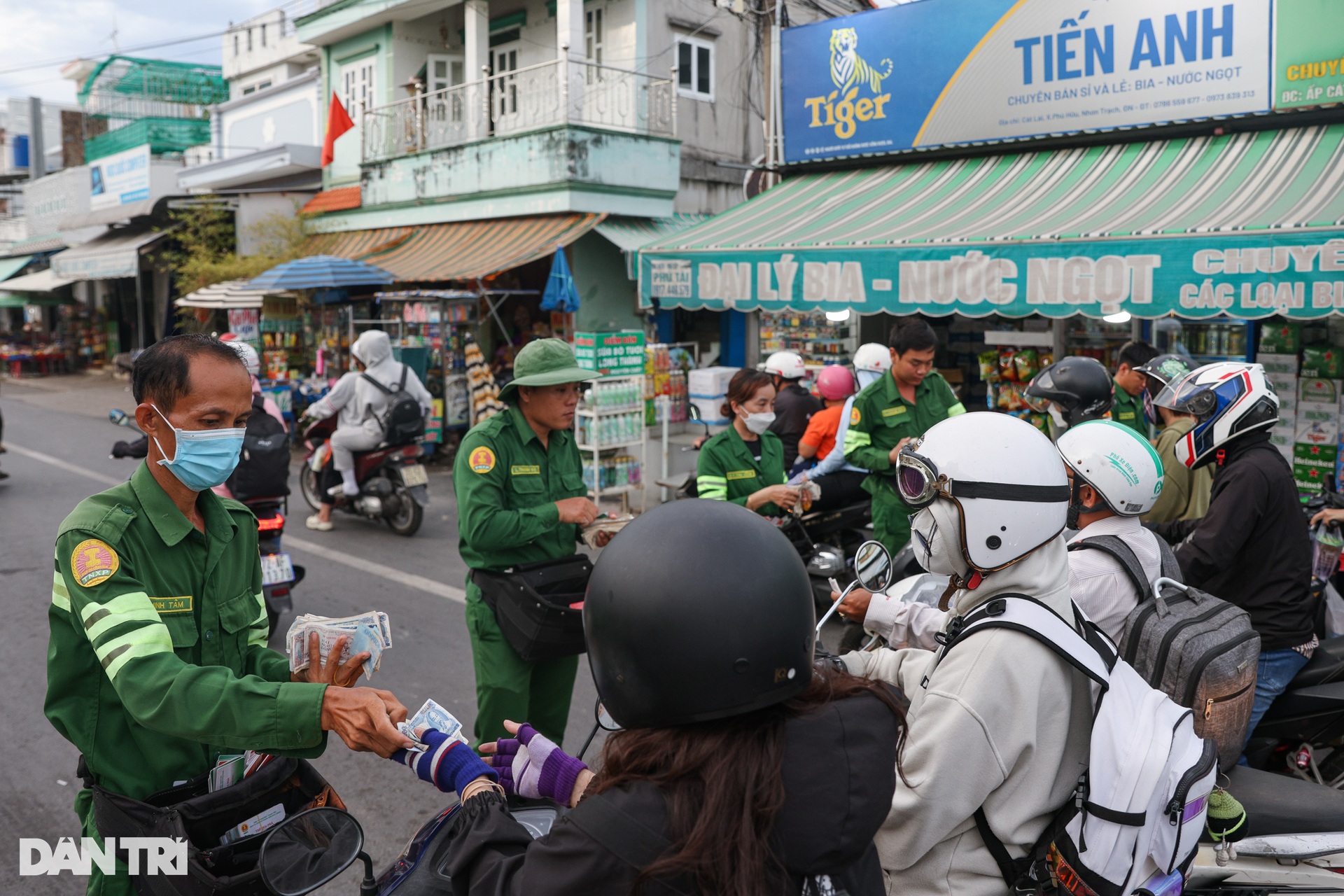 Người dân trở lại TPHCM sau kỳ nghỉ lễ 30/4: Kẹt xe, mệt mỏi dưới nắng nóng - 3 Người dân trở lại TPHCM sau kỳ nghỉ lễ 30/4: Kẹt xe, mệt mỏi dưới nắng nóng - 3