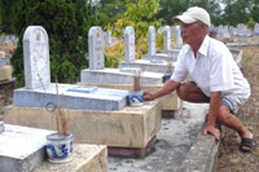 17 năm tình nguyện chăm sóc nghĩa trang liệt sĩ