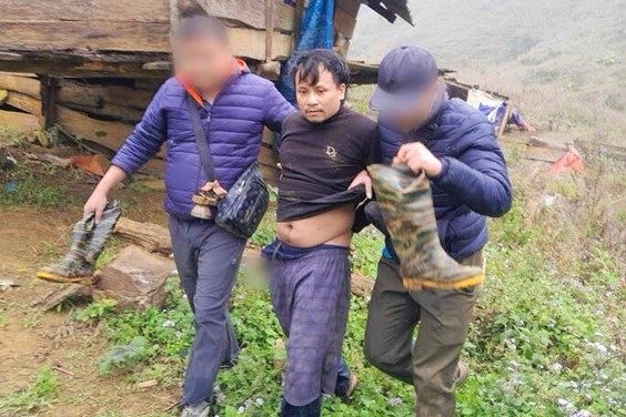 A polícia atravessou a floresta a noite toda para capturar um suspeito procurado e particularmente perigoso - 1 Công an băng rừng xuyên đêm vây bắt đối tượng truy nã đặc biệt nguy hiểm - 1
