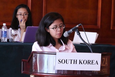 Bạn trẻ ngoại quốc say sưa tranh biện trong phòng mô phỏng LHQ tại Việt Nam