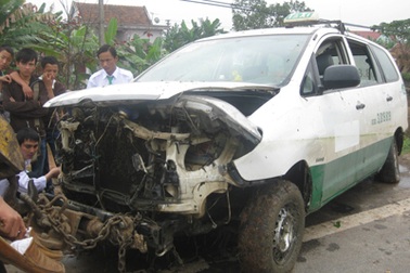 Taxi Mai Linh nổ lốp lao xuống ruộng, 3 người nhập viện 