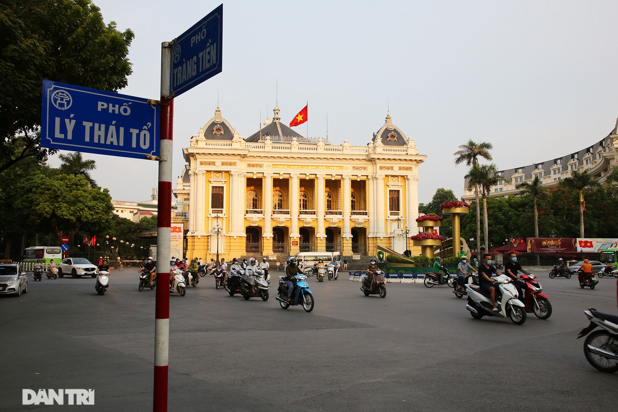 Hà Nội: Cờ Tổ quốc đỏ rực khắp phố phường mừng ngày Quốc Khánh - 4 Hà Nội: Cờ Tổ quốc đỏ rực khắp phố phường mừng ngày Quốc Khánh - 4