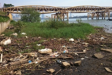 Đà Nẵng: Công trình đang thi công có cửa xả thải ra sông Hàn bốc mùi hôi