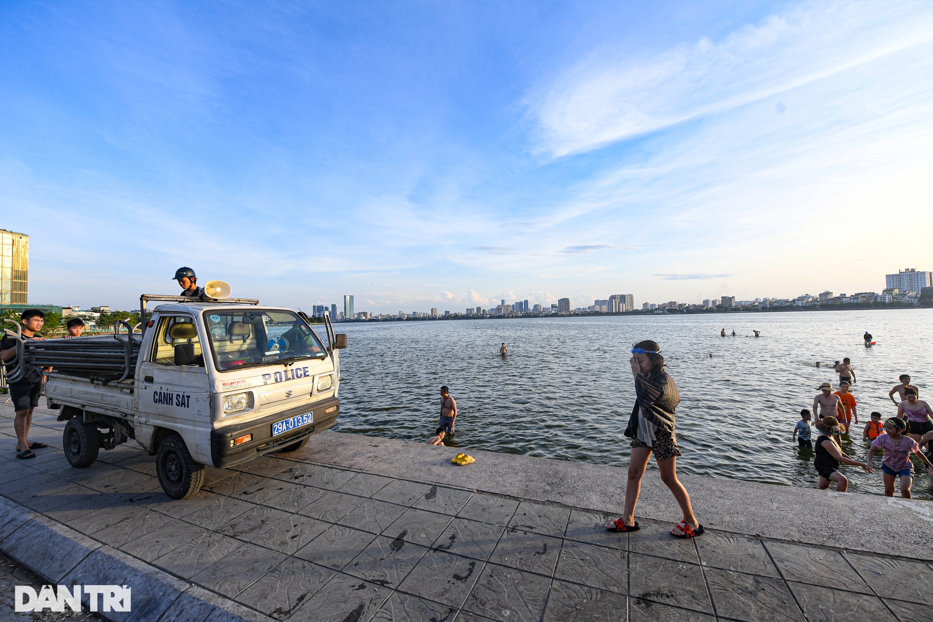 Người dân quay xe khi thấy lực lượng chức năng căng rào cấm tắm hồ Tây - 7 Người dân quay xe khi thấy lực lượng chức năng căng rào cấm tắm hồ Tây - 7