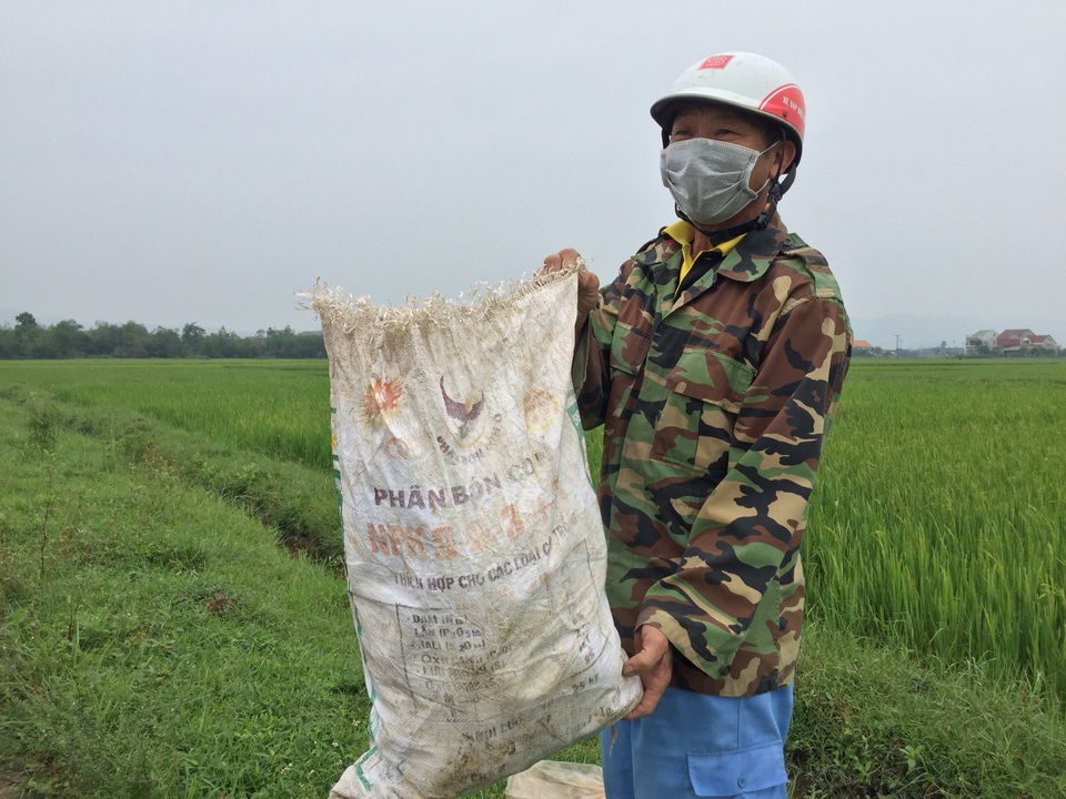 Người lính già đi nhặt bao thuốc trừ sâu bảo vệ môi trường - 5 Người lính già đi nhặt bao thuốc trừ sâu bảo vệ môi trường - 5