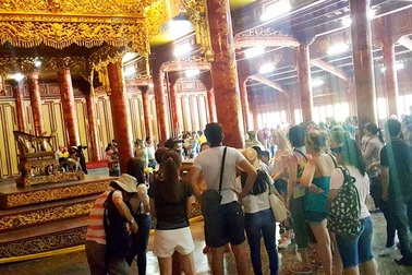 Di chuyển Ngai vàng triều Nguyễn để sửa điện Thái Hòa