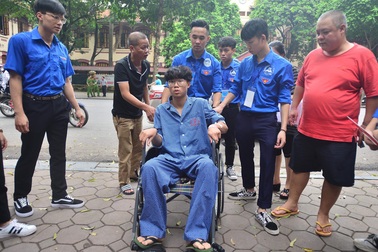 Thí sinh mới mổ ruột thừa, sốt 39 độ nén đau đi thi dù được đặc cách