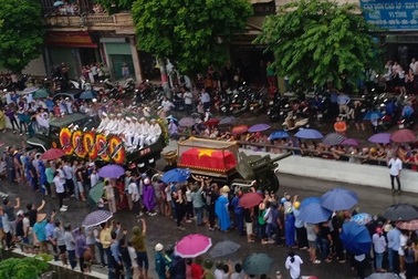 Người dân quê nhà đứng kín các ngả đường chờ đón Chủ tịch nước Trần Đại Quang