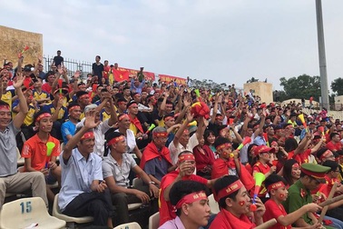 Cổ động viên Hà Tĩnh “nêm” chật sân vận động Vinh cổ vũ cho Hà Nội B