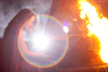 Mỹ Tâm “đốt cháy cây đàn”