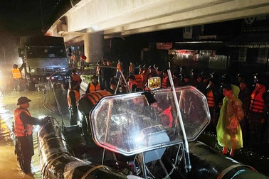 Hải quân và đặc công tham gia cứu nạn trong trận lũ lịch sử