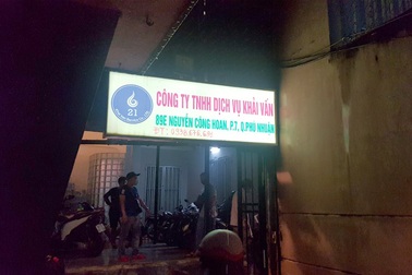 Cảnh sát đột kích "động" đồng tính nam núp bóng massage