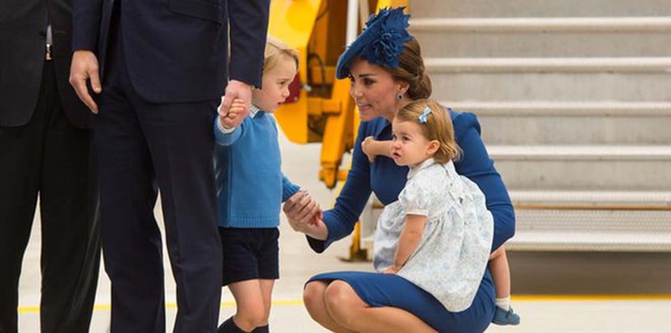 Tại sao công nương Kate luôn ngồi xuống khi nói chuyện với con? - 1 Tại sao công nương Kate luôn ngồi xuống khi nói chuyện với con? - 1