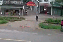 Hú hồn khoảnh khắc cô gái lơ đễnh băng đường sắt khi đang có tàu đi tới