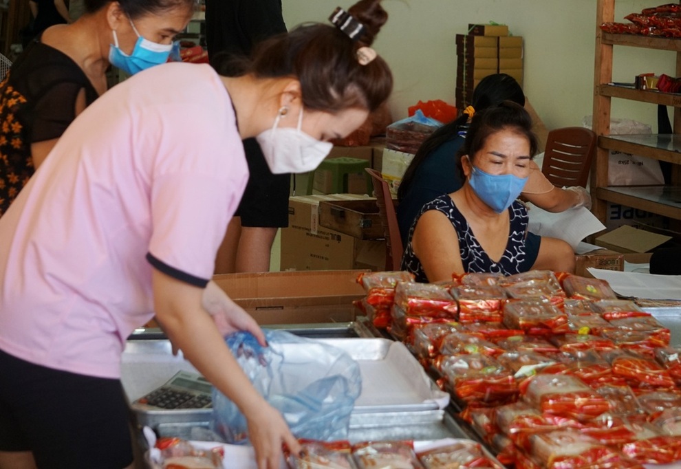Người dân chen chúc mua bánh trung thu, chủ tiệm phải lập rào chắn - 6 Người dân chen chúc mua bánh trung thu, chủ tiệm phải lập rào chắn - 6