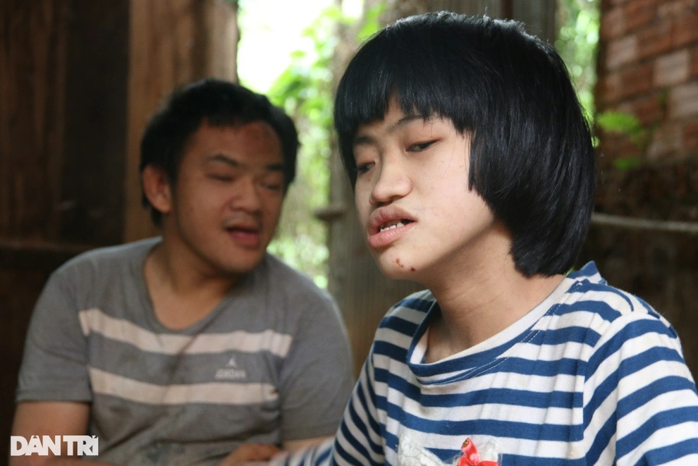 Bạn đọc Dân trí giúp vợ chồng già nuôi 2 con khờ khạo hơn 160 triệu đồng - 2 Bạn đọc Dân trí giúp vợ chồng già nuôi 2 con khờ khạo hơn 160 triệu đồng - 2