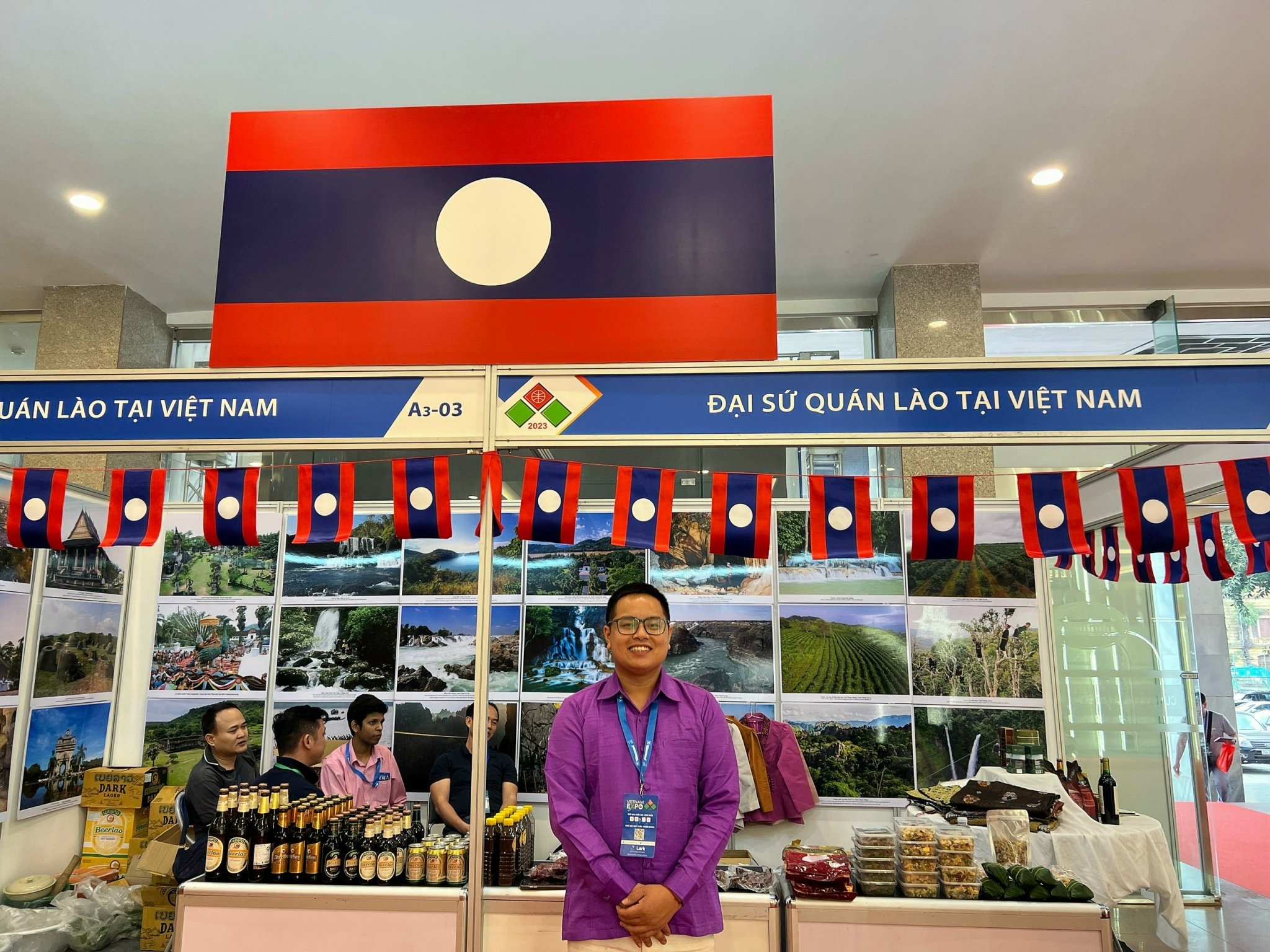 Chàng trai Lào lấy vợ Việt, kể tình yêu đặc biệt với mảnh đất hình chữ S - 8 Chàng trai Lào lấy vợ Việt, kể tình yêu đặc biệt với mảnh đất hình chữ S - 8