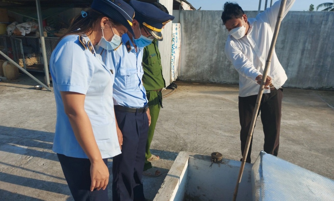 Nỗi khổ khi xăng tăng giá kỷ lục: Nơi bán nhỏ giọt, chỗ đóng cửa găm hàng - 1