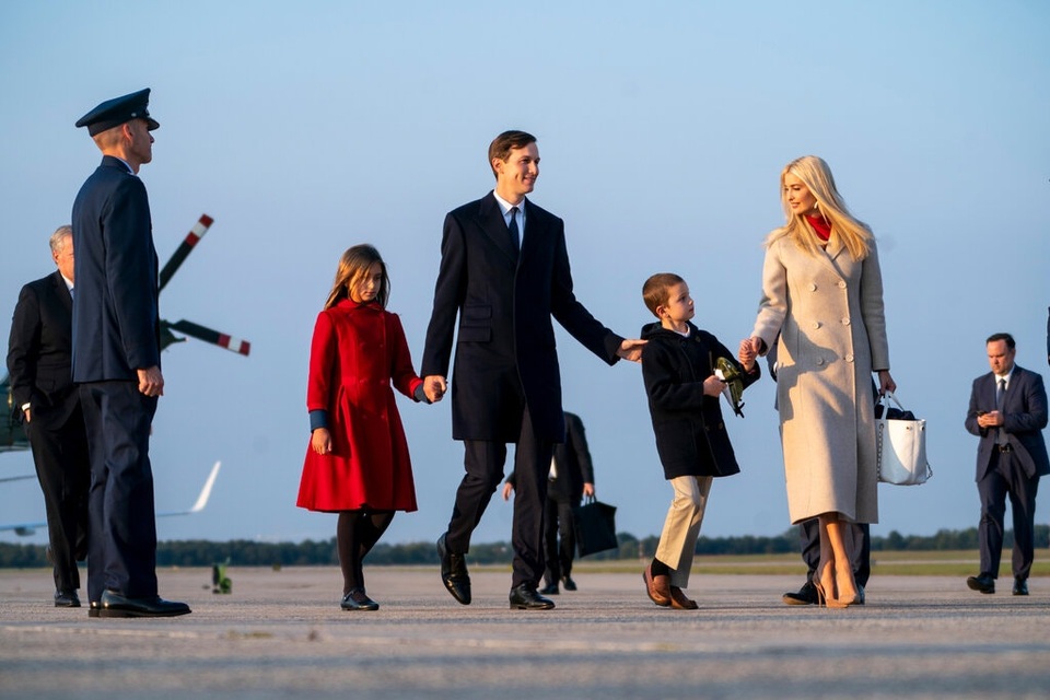 Đường nào rải hoa hồng cho ái nữ quyền lực nhà Trump hậu Nhà Trắng? - 1 Đường nào rải hoa hồng cho ái nữ quyền lực nhà Trump hậu Nhà Trắng? - 1