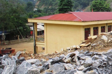 Trường xây dựng dở dang, thầy trò đi ở nhờ nhà dân