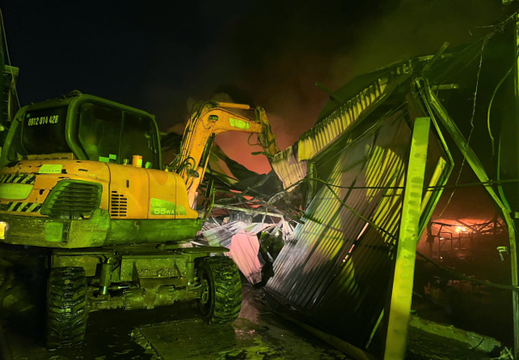 60 cảnh sát dập tắt vụ cháy nhà xưởng ở Hà Nội - 2 60 cảnh sát dập tắt vụ cháy nhà xưởng ở Hà Nội - 2