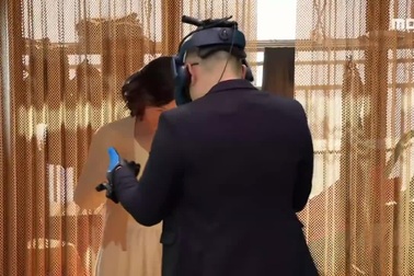 Cuộc hội ngộ giữa ông Kim và người vợ đã khuất nhờ công nghệ VR