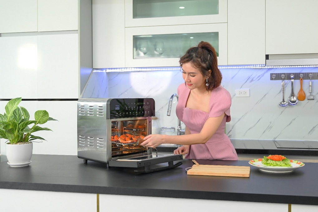 Diễn viên Hương Giang, Thanh Hương chọn nồi chiên không dầu Rowanto cho gian bếp - 1 Diễn viên Hương Giang, Thanh Hương chọn nồi chiên không dầu Rowanto cho gian bếp - 1