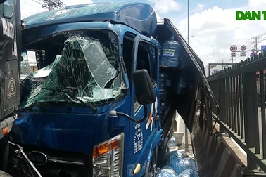 Giải cứu hai người kẹt trong cabin xe tải sau tai nạn