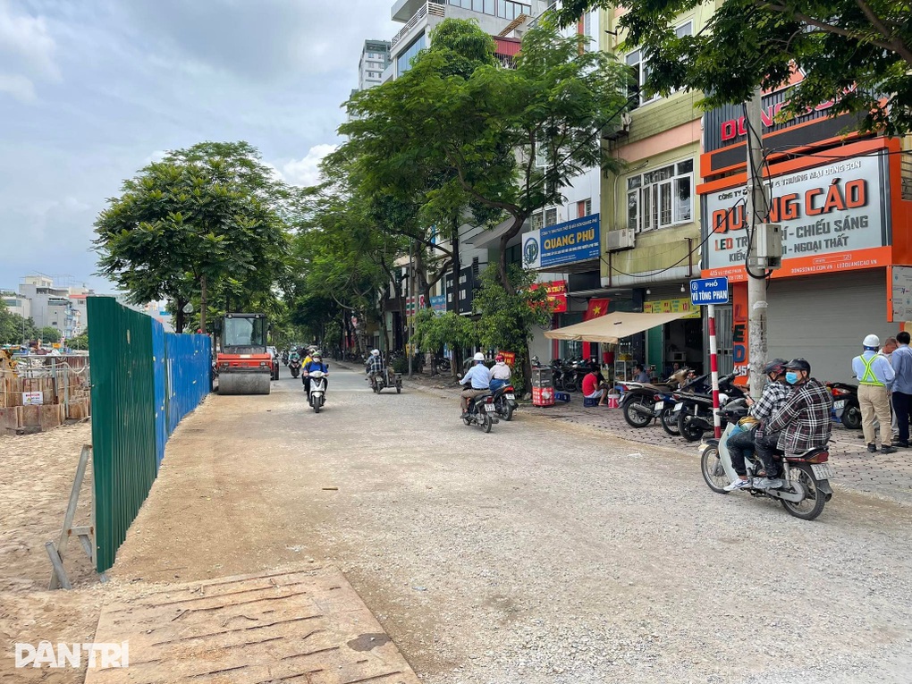 San lấp đoạn đường sụt lún ven sông Tô Lịch - 2 San lấp đoạn đường sụt lún ven sông Tô Lịch - 2