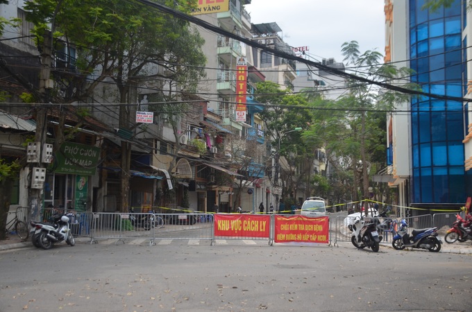 Cuộc sống của người dân Trúc Bạch ngày thứ 4 cách ly: Vui vẻ chơi cầu lông tập thể dục, nhu yếu phẩm miễn phí được đưa tới tận nhà - Ảnh 1. Cuộc sống của người dân Trúc Bạch ngày thứ 4 cách ly: Vui vẻ chơi cầu lông tập thể dục, nhu yếu phẩm miễn phí được đưa tới tận nhà - Ảnh 1.