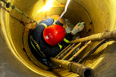 Giải cứu người đàn ông mắc kẹt dưới giếng