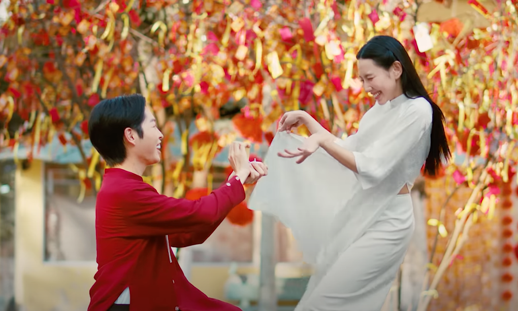 Biểu cảm của Thùy Tiên khi được Đức Phúc cầu hôn trong MV gây chú ý - 2