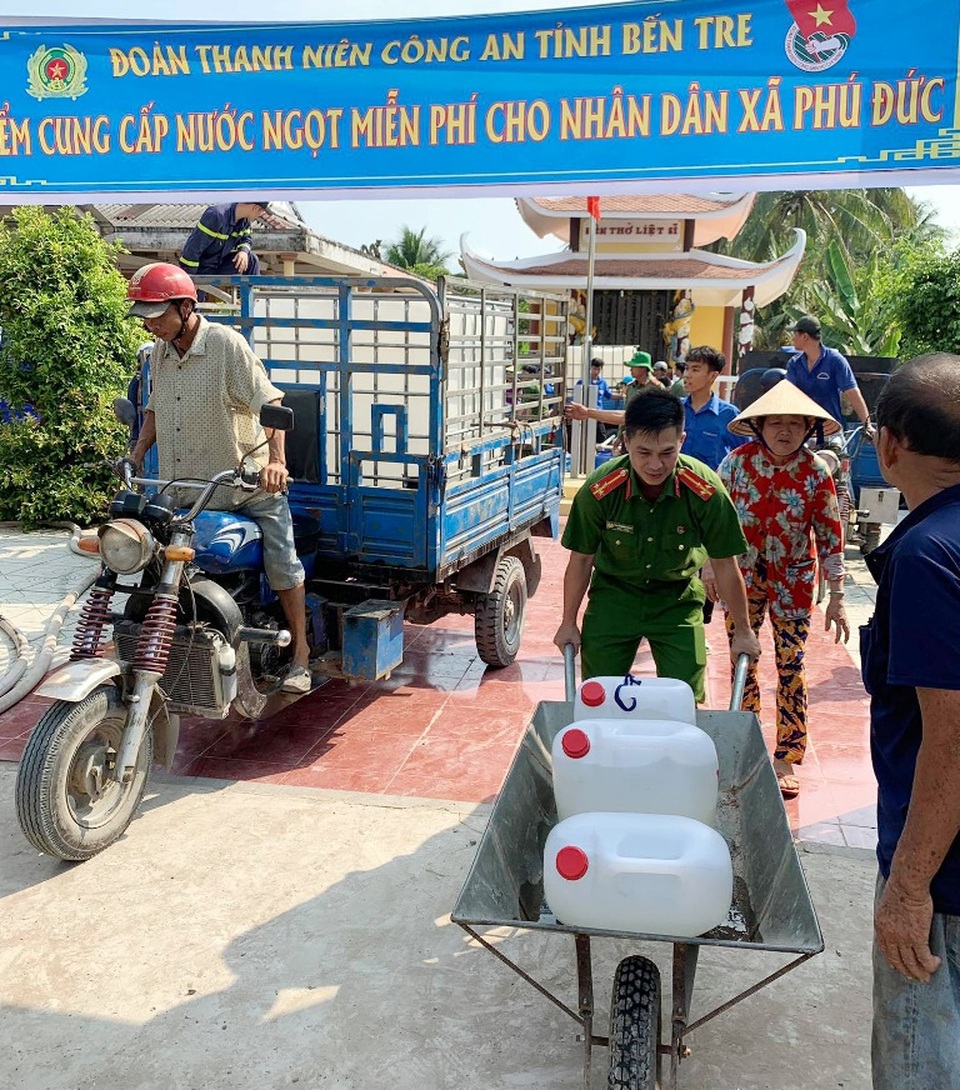 Dùng xe cứu hỏa chở nước “giải khát” cho người dân Bến Tre - 4 Dùng xe cứu hỏa chở nước “giải khát” cho người dân Bến Tre - 4