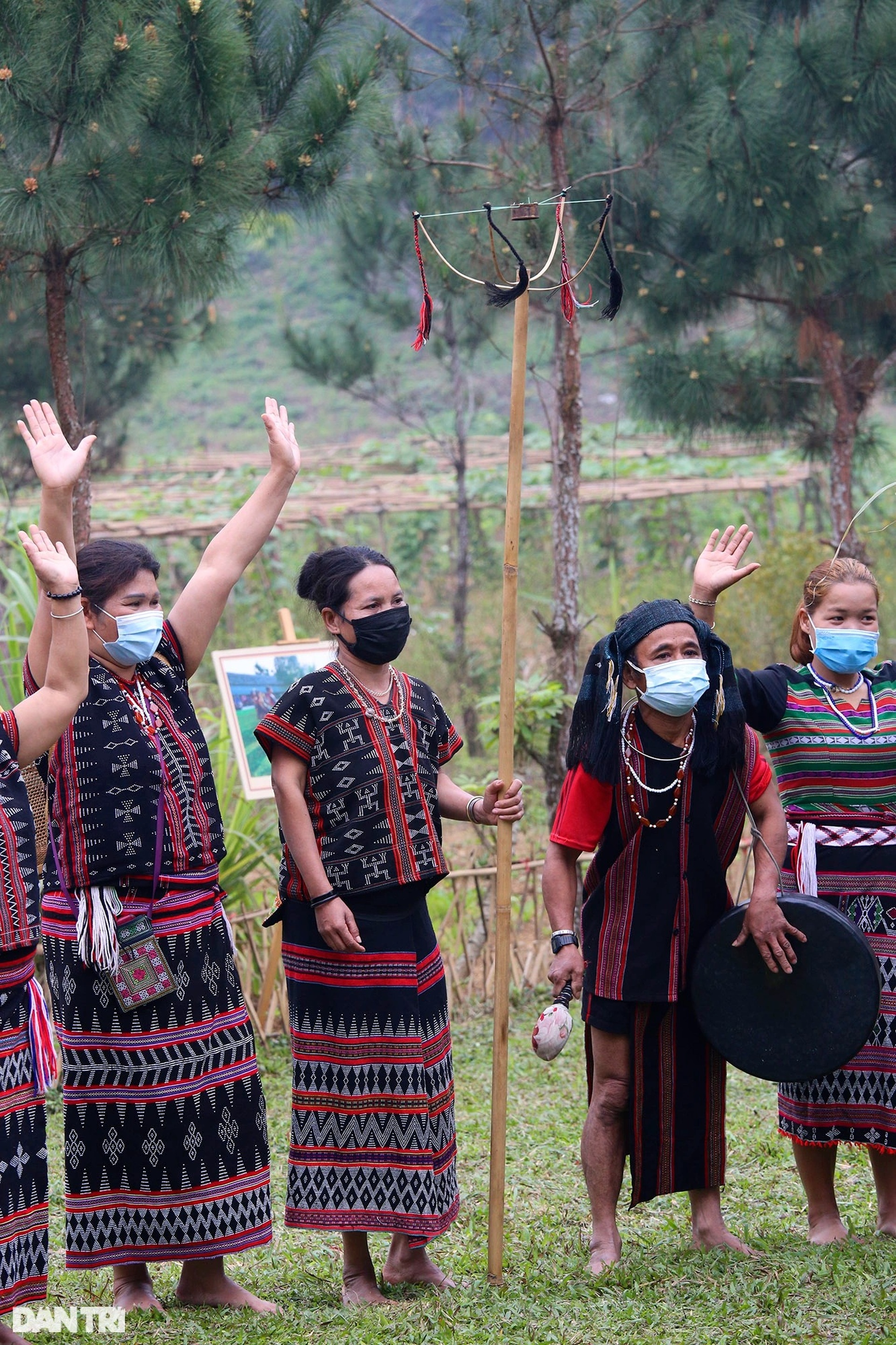 Hoang dã Lễ A Da của người Tà Ôi trên dãy Trường Sơn - 10 Hoang dã Lễ A Da của người Tà Ôi trên dãy Trường Sơn - 10