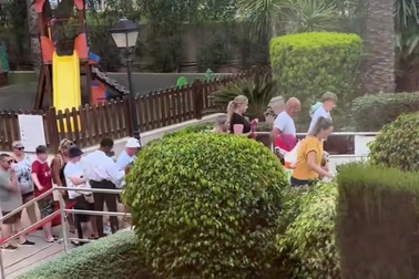 Du khách xếp hàng mỗi sáng để giành ghế tắm nắng