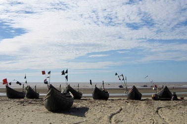 Một người đàn ông cứu được 4 học sinh bị sóng cuốn trôi