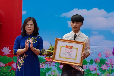 Tặng Giấy khen cho nam sinh lớp 11 cứu người gặp nạn