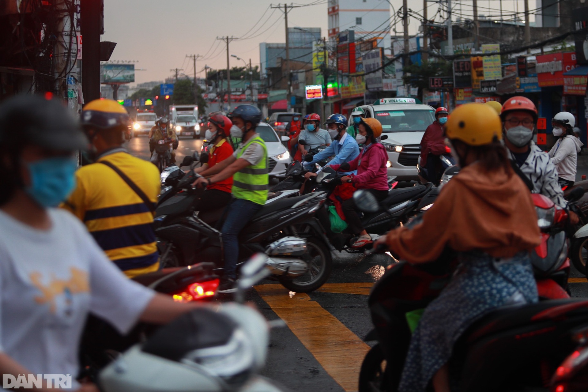 Đường phố TPHCM trước nới lỏng giãn cách: Sáng nhộn nhịp, chiều ùn ứ - 9 Đường phố TPHCM trước nới lỏng giãn cách: Sáng nhộn nhịp, chiều ùn ứ - 9